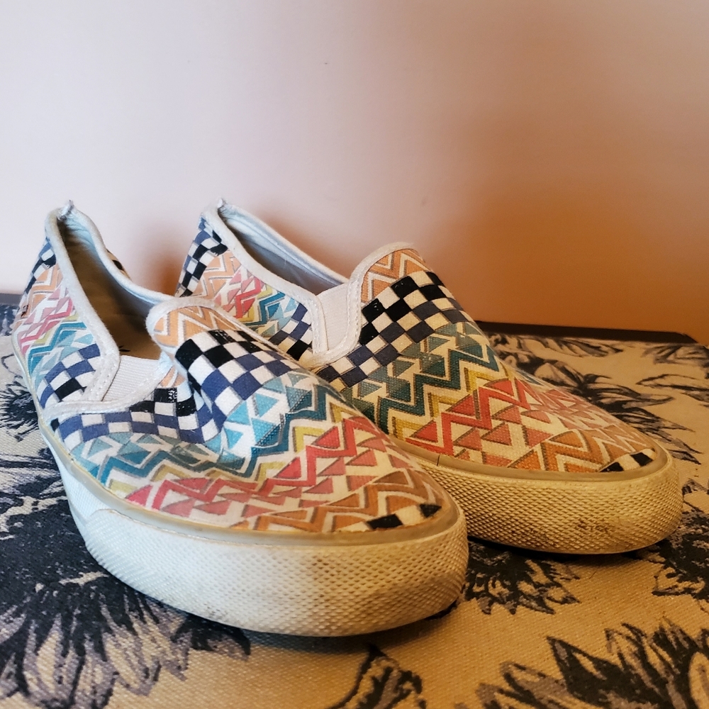 AE vans size 7, Aztec design